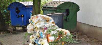 Abfalltonnen und Gelbe Säcke am Müllsammelplatz