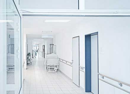 Blick in einen desinfizierten Krankenhausflur